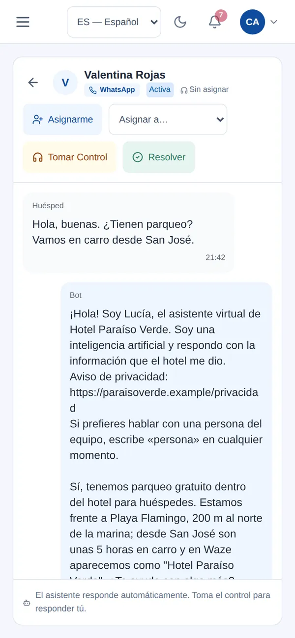 Conversación en la bandeja de Colibium: la huésped pregunta por parqueo y el asistente responde presentándose como inteligencia artificial, con el aviso de privacidad y la opción de hablar con una persona.