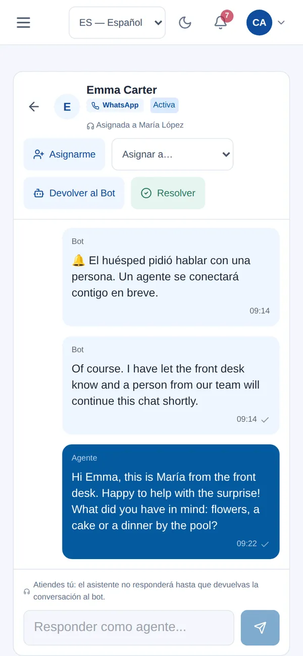Conversación en inglés pasada a una persona: la huésped pidió hablar con alguien, el asistente avisó al equipo y María, de recepción, continúa la conversación.